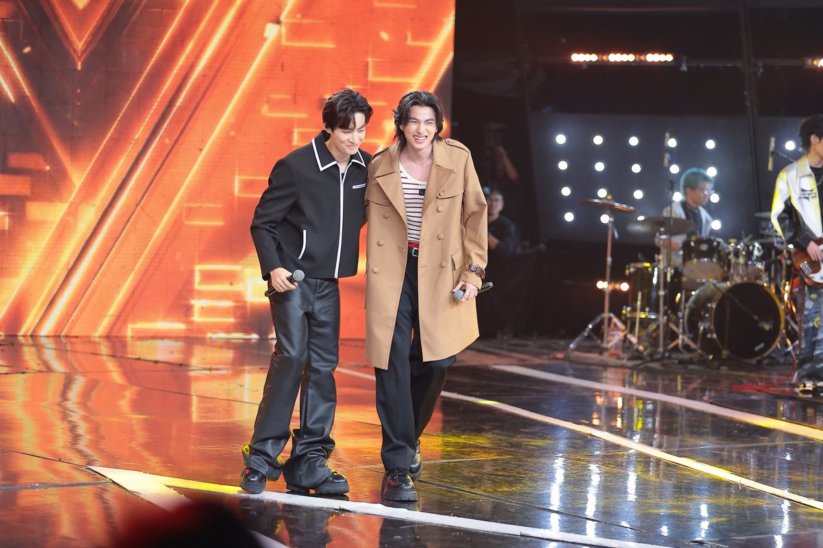 tb_entofficial's tweet photo. กลัฟ คณาวุฒิ ร่วมเฉลิมฉลอง ร้องข้ามกำแพง EP.300 และแขกรับเชิญหลังกำแพงสุดเซอร์ไพรส์ #JAYB

THE WALL SONG X GULF
#ThewallsongEP300xGulf
#ร้องข้ามกำแพง
#GulfKanawut https://t.co/hk2vYjec3t