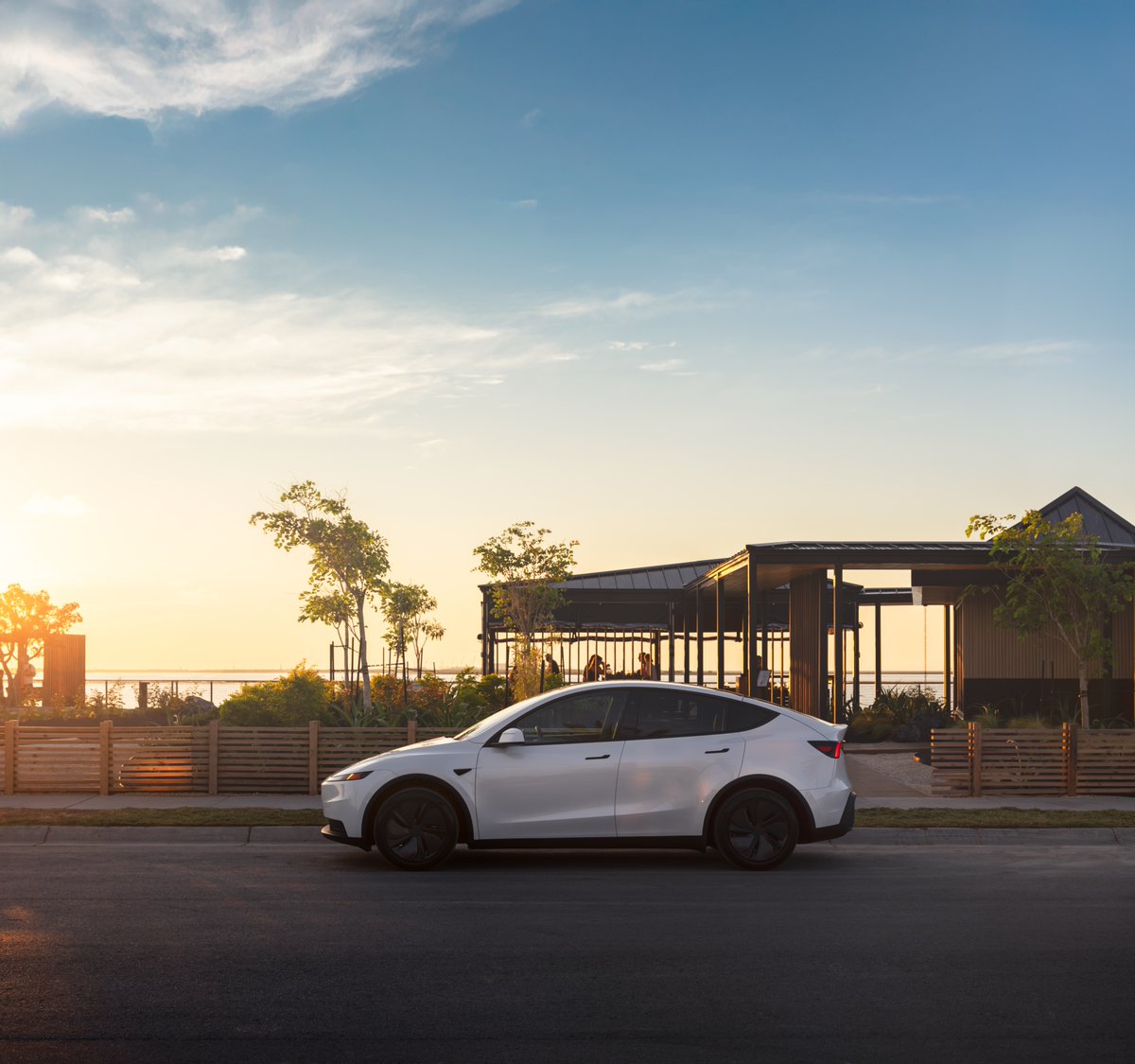 tesla_na's tweet photo. Every Model Y configuration now comes with black headliner + larger 16" center touchscreen

https://t.co/ne1YTcKYtk https://t.co/7E9ixlQi02