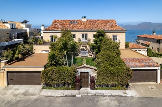 ShadowMask1776's tweet photo. @BlurayWater @Variety She sounds stupid shes comparing Hollywood Men to Average Men. BTW this is her former $39 Million Dollar Home &amp; her $10 Million Dollar Home (the one with her face) https://t.co/4wf3R4YjUp