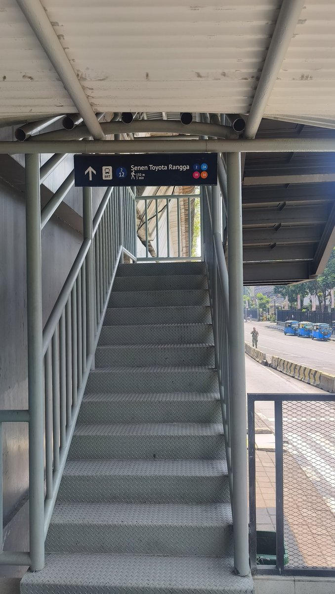 DuaBelasBe's tweet photo. Setelah berbulan bulan banyak warga pada complain terkait JPO Senen ini, akhirny resmi dibuka juga.
Tentunya terimakasih buat pemprov DKI yang udah bekerja keras buat jembatan ini.
Buat KemenPU gk dlu dah, lelet lu https://t.co/Y40SHXCLko