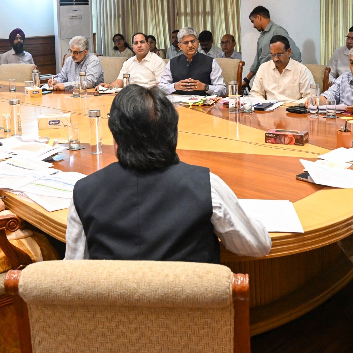 InfrageoHaryana's tweet photo. 🚨Haryana to widen all 12-foot roads to 18 feet by March 2027.
Directive was issued during a review meeting on the five-year roadmap and action plan of the PWD (Buildings and Roads) under Haryana Vision-2047. https://t.co/FXpEUIRxby