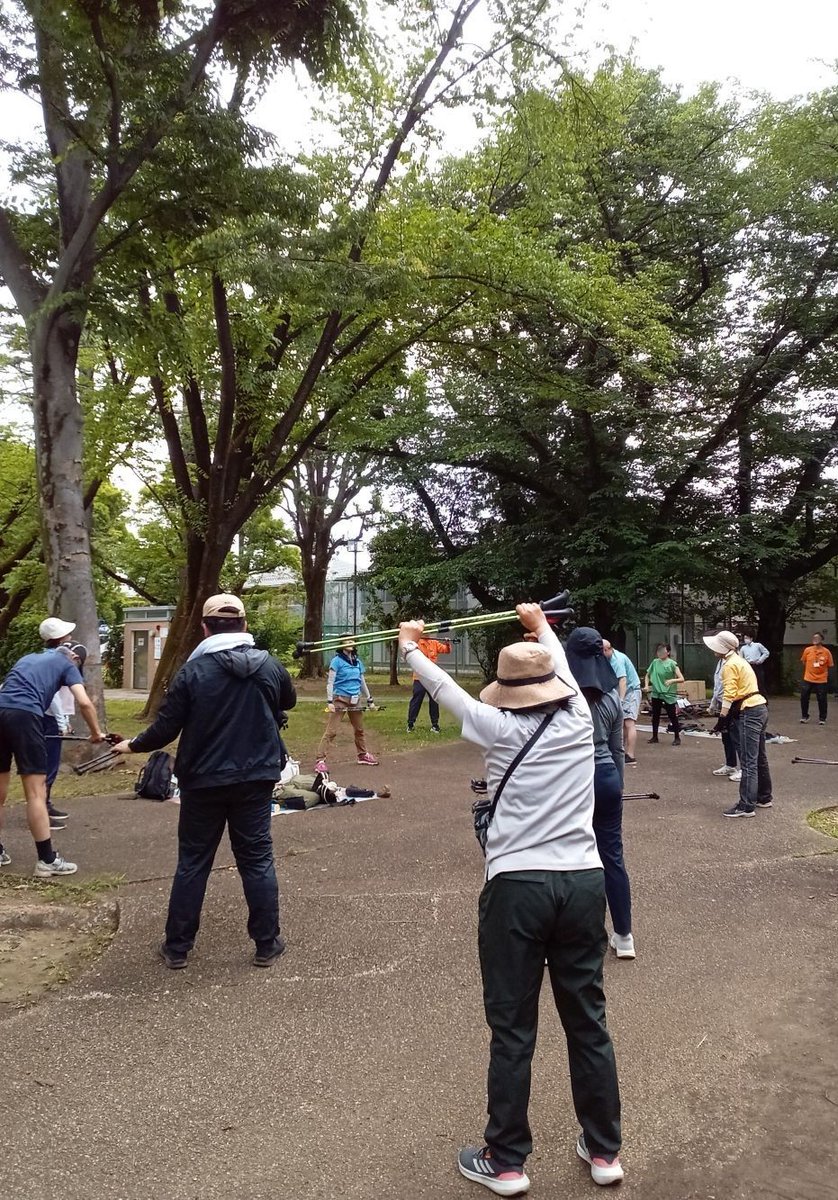 kenkoudankun's tweet photo. 【ノルディックウォーキング教室を西久保公園で開催しました。】
 ～記事作成：中央地区　健康づくり推進員　小沢～
 新緑の公園内だけでなく、玉川上水沿いの遊歩道を歩き、正しいウォーキングのフォームやコツを学びました。
…詳しくは、https://t.co/2hdgD9ZUwTまで
 #健康づくり支援センター https://t.co/FcZAUul4FU