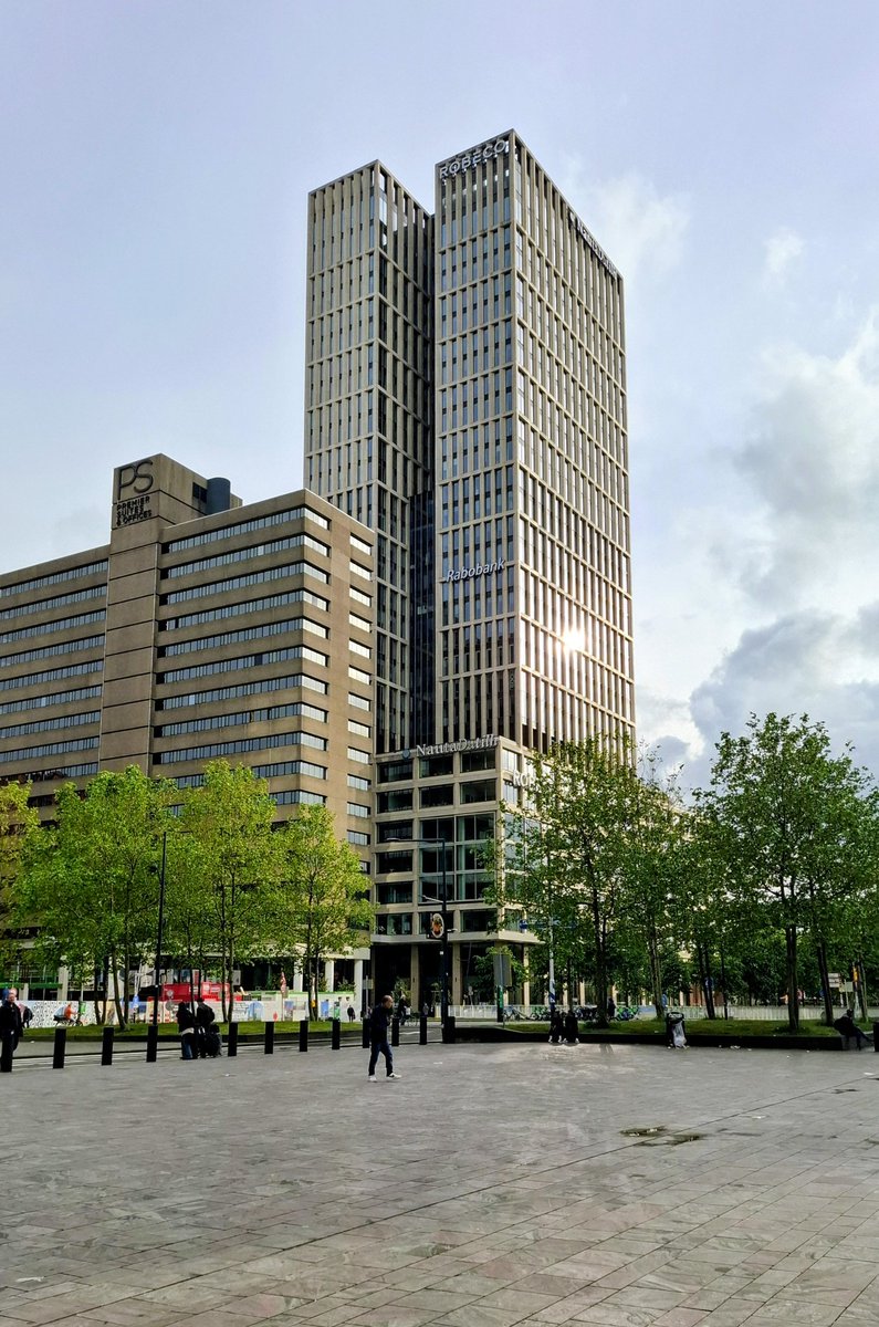 ger_elly8423's tweet photo. Goedemorgen......First Rotterdam, kantoorgebouw, aan het Weena tegenover het Centraal station .......wens jullie een fijne dag vandaag. https://t.co/CdhHKYfjiw