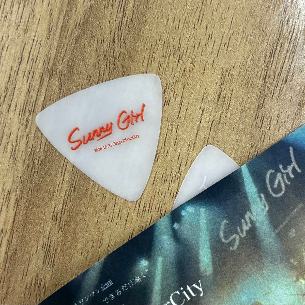 32_sunny_girl's tweet photo. 【 Zepp来場者特典解禁 】
2026.10.31(土)
Zepp DiverCity
Sunny Girl ワンマン企画
"なるべく近く、できるだけ遠く"

※ワンマン公演

初Zepp DiverCity ワンマンに挑戦。

来場者特典:Sunny Girlロゴピック
裏面は当日確かめて下さい。

最終先行 惹かれている先行開始
https://t.co/8YcMhVO5Sj https://t.co/Zxrg8ip1pv
