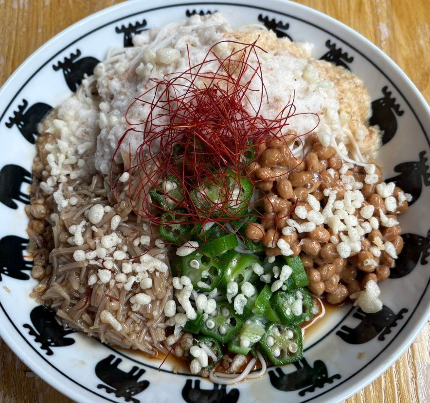 decopon32's tweet photo. ちるる  の この夏のおそうめん各種
①ねばとろそうめん750円
長芋とろろ,オクラ,きのこ(自家製なめ茸かなめこ),納豆,天かす
②冷や汁そうめん700円
たっぷりすりごまとか各種冷や汁薬味,自家製めんつゆ及び味噌のつけダレアジの干物の代わりにノンオイルツナ
③お馴染み揚げナスそうめん720円 https://t.co/JGlJKCnjeA