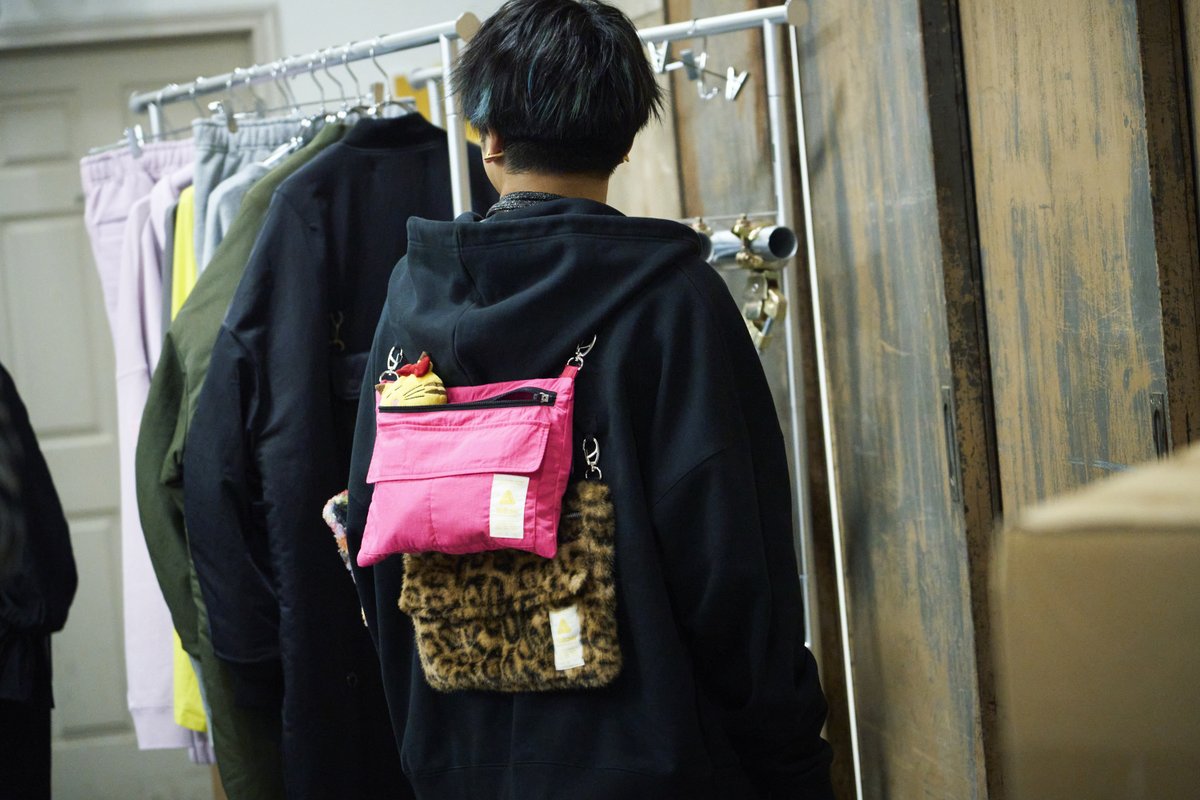 ZOZO_Yahooshop's tweet photo. おやおや？？
#まっすー の撮影に #ネコます がついてきちゃったみたい🐱💛

【Yellow by TAKAHISA MASUDA】
NEWS の #増田貴久 が手掛けるファッションブランド
ZOZOTOWNにて好評販売中🛍️✨

🔗https://t.co/gArL7uRz1q
📅販売期間：6/15(月)11:59まで

#YellowbyTAKAHISAMASUDA #ZOZOMASU https://t.co/mHJIlpj0Hj