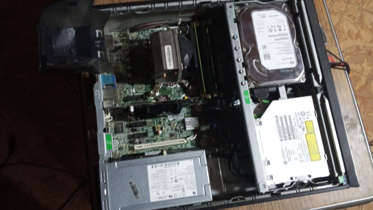 RedeRcom's tweet photo. Gente, se cayó mi computadora y hace un pitido corto, cuando se cayó estaba encendida, la puse en el escritorio, la movi un poquito hacia la derecha y se apagó, empezando así con el dichoso "bip" corto, no se que hacer. https://t.co/ettm84M17F