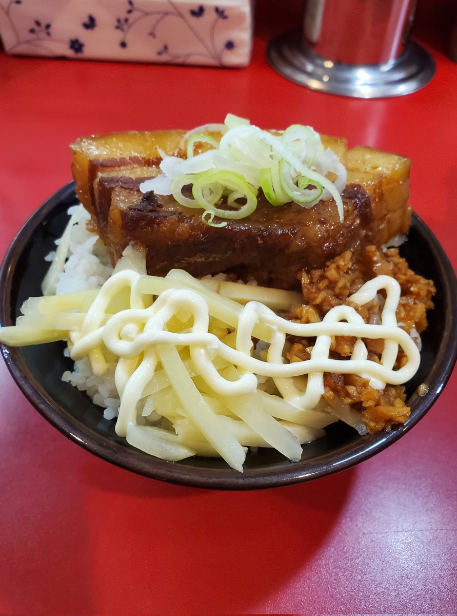 kkse_ssk's tweet photo. とらきち家 光
チャーシュー麺、のり増し、薬味ねぎ
角煮風ご飯

運良く初めての角煮

こう見えて歯がいらないタイプで
うっかり丸飲みしても安心設計笑

デフォチャーシューとの利き豚を
五感を使って楽しみました

ご馳走様でした https://t.co/lQc5I58YYe