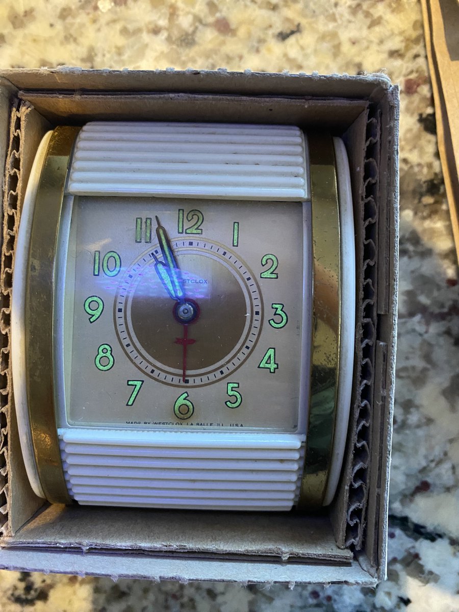 Wizard_Machine's tweet photo. i like to collect radioactive stuff that can give me cancer 💚 just got this beautiful clock with radium dials today https://t.co/xloy0EI9o4