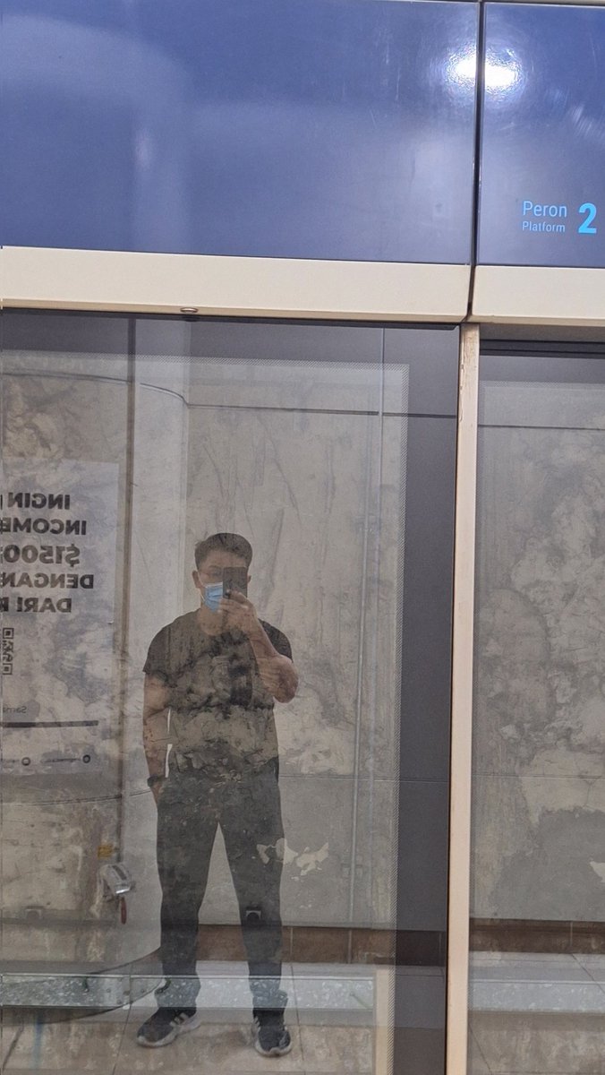 cluelessboyy's tweet photo. Mandatory selfie at MRT https://t.co/wOYCaQ3pNv