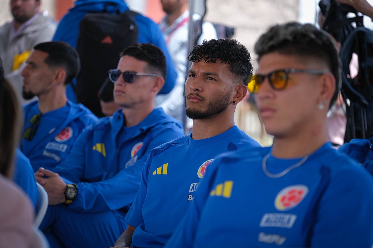 chaves077's tweet photo. Esta es la Selección Colombia actual, un montón de levantados que olvidaron de donde vienen y ahora se creen aristocráticos.
Solo son burros cargados de plata. https://t.co/GbK3sneA4g