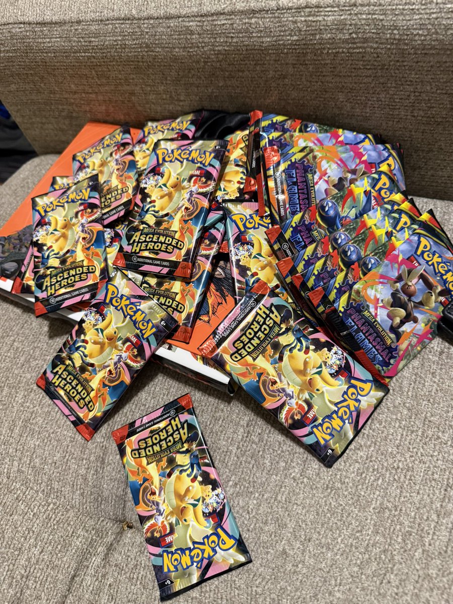 OneTakeBigDog's tweet photo. Let’s crack some packs. Be back in a minute with the results https://t.co/ONgVHunxQS