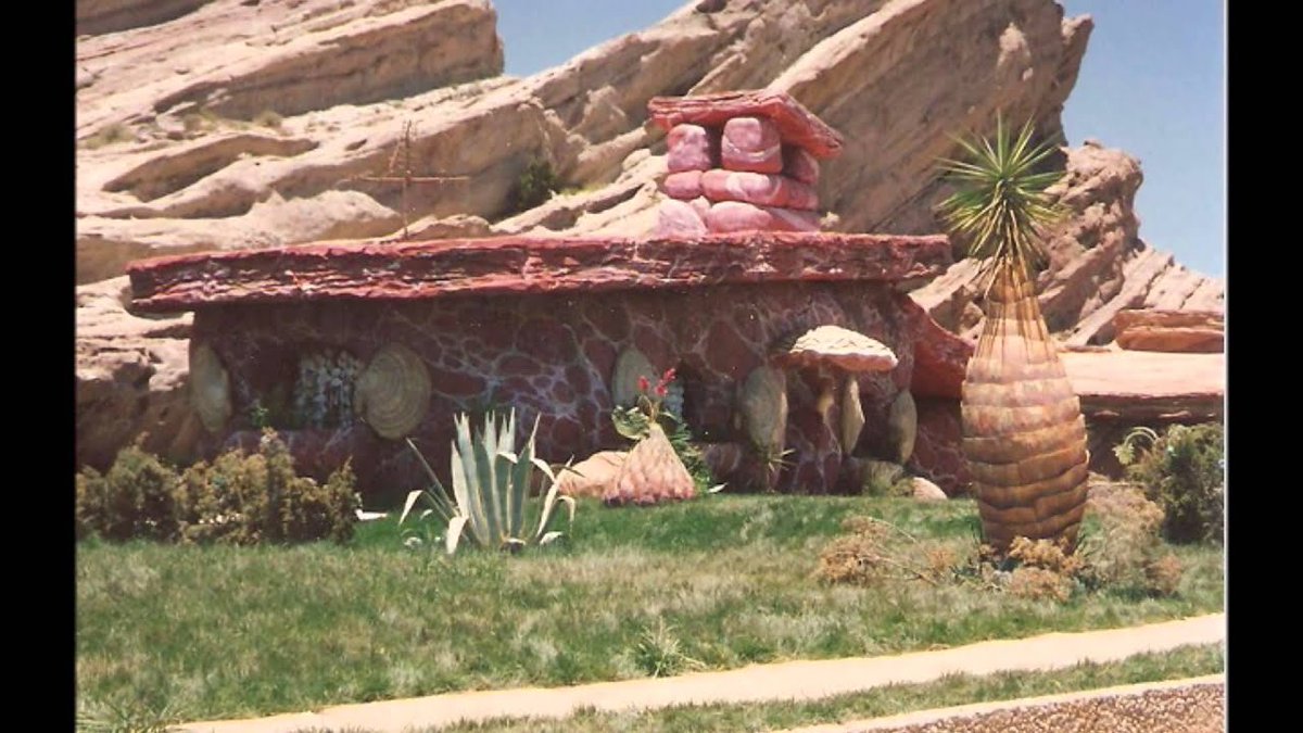 Howell489's tweet photo. Y’know, I’ll acknowledge that THE FLINTSTONES (1994) makes some weird choices. The movie looks great, though! The production designers, art team, and FX artists really came to play, and it still holds up 30+ years later. It looks good on blu-ray! https://t.co/oCq6ksd4S8