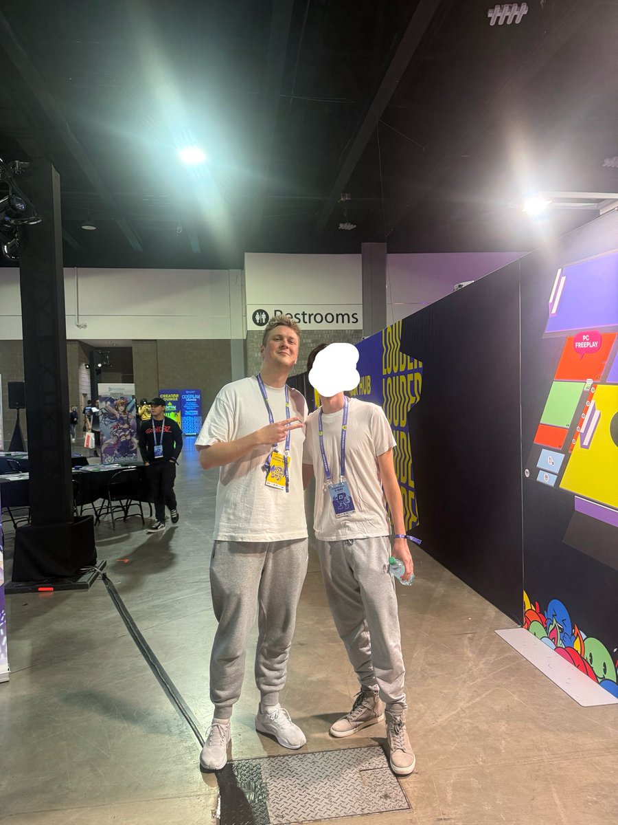 anp0w's tweet photo. Posting this late but I got to see the goat @renyan at IEM. Thanks for getting me into cs and where I’m at now. 

Btw I’m 6’3 and bro made me look short as fuck 😭 https://t.co/Yi8xMG5sGo
