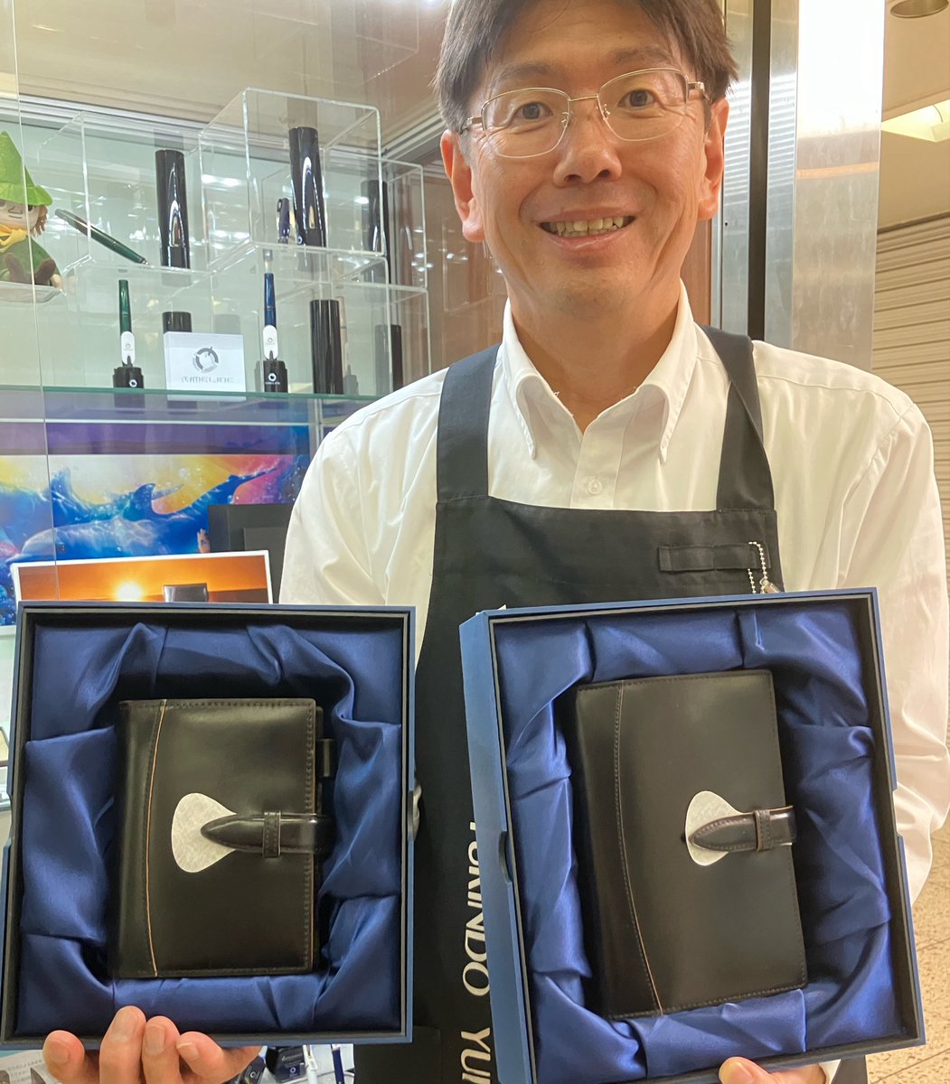 manita678912's tweet photo. アシュフォードさん40周年記念の限定モデル、インペリアルコードバンのシステム手帳が再入荷しました。今回はバイブルサイズとミニ6サイズ、いずれも黒がが入荷しました。得体の知れない迫力を感じる逸品です。 https://t.co/IoGoHjcsDA