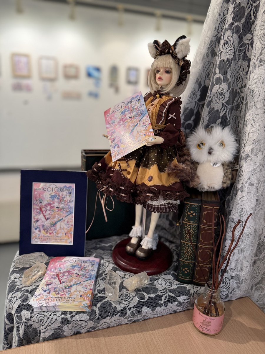 RyuTakeuchi's tweet photo. 今会期のドールです。小さいcolorsと言う事でイメージに合う初着せのドレスが良い感じに。画材繋がりでシュミンケのメリィさんも飾りました。#ARTsLABo https://t.co/RcoF8zIACs
