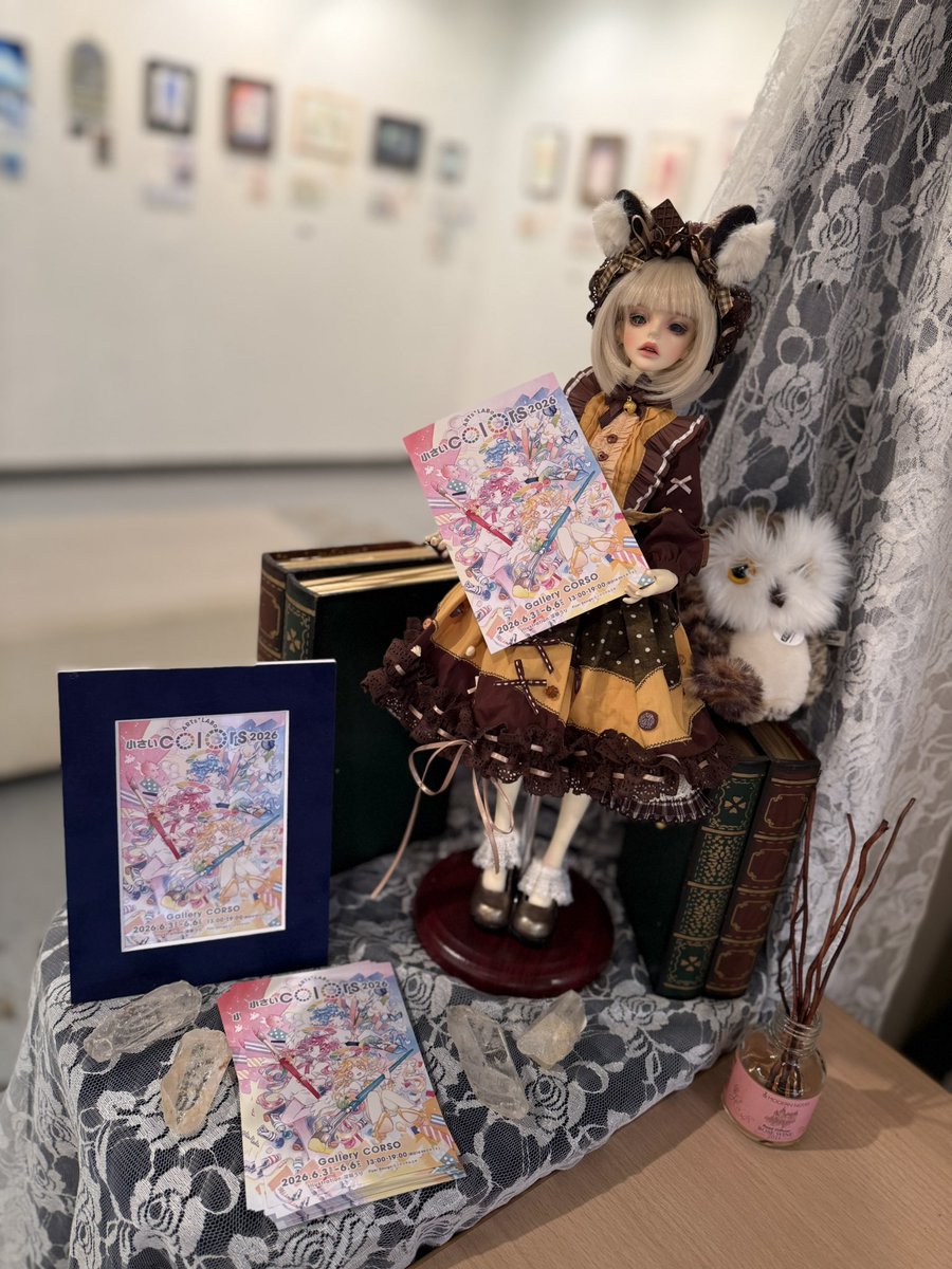 RyuTakeuchi's tweet photo. 今会期のドールです。小さいcolorsと言う事でイメージに合う初着せのドレスが良い感じに。画材繋がりでシュミンケのメリィさんも飾りました。#ARTsLABo https://t.co/RcoF8zIACs