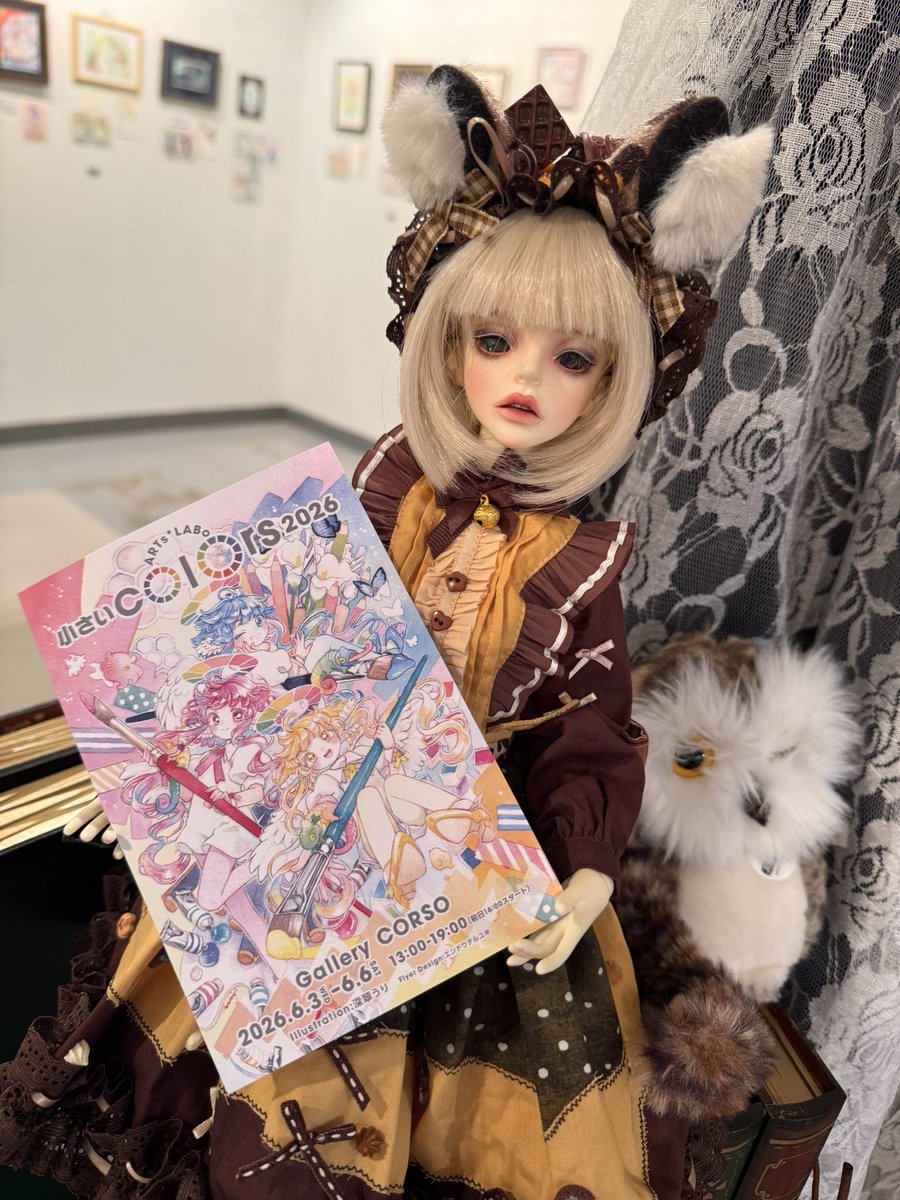 RyuTakeuchi's tweet photo. 今会期のドールです。小さいcolorsと言う事でイメージに合う初着せのドレスが良い感じに。画材繋がりでシュミンケのメリィさんも飾りました。#ARTsLABo https://t.co/RcoF8zIACs