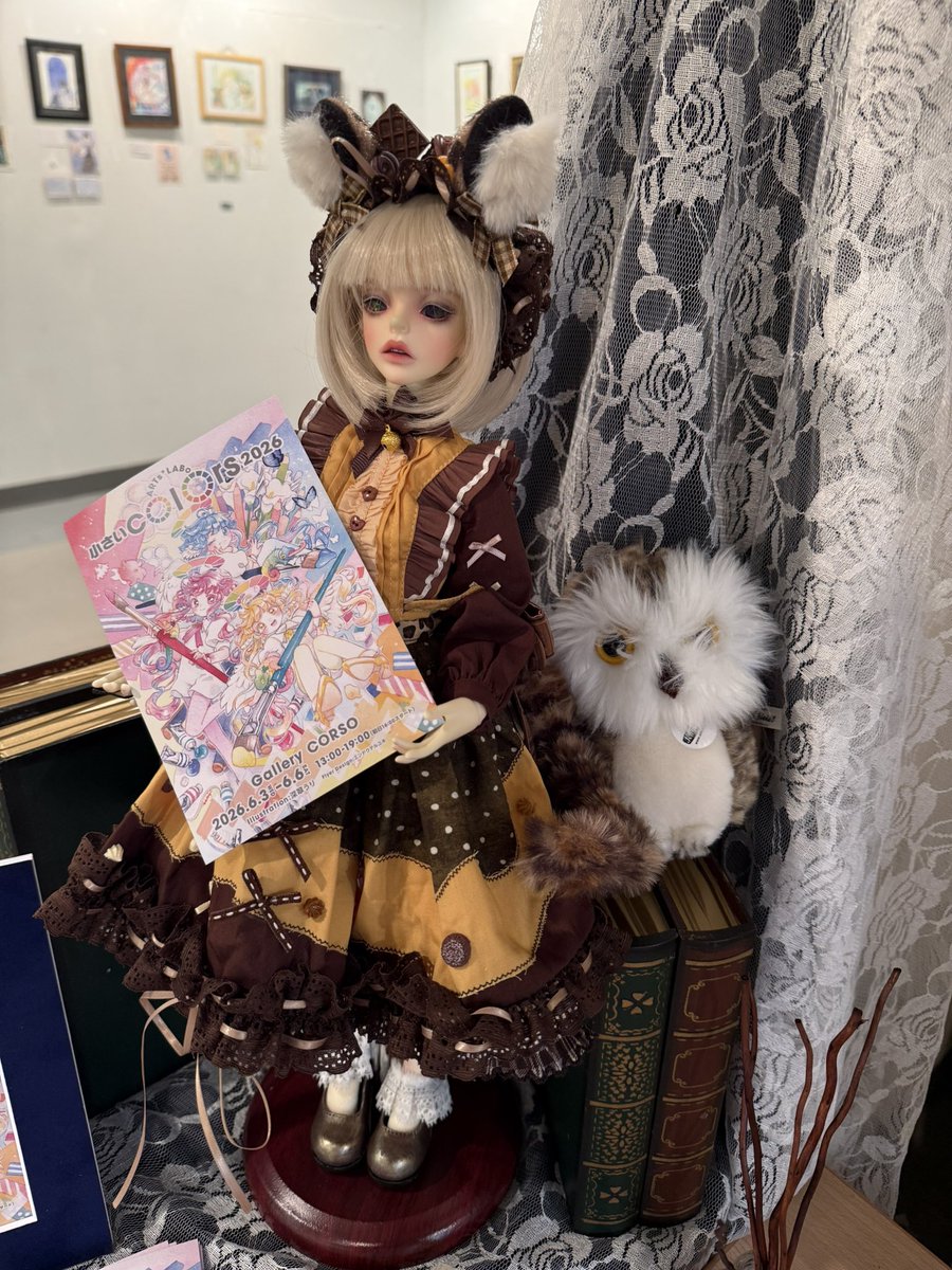 RyuTakeuchi's tweet photo. 今会期のドールです。小さいcolorsと言う事でイメージに合う初着せのドレスが良い感じに。画材繋がりでシュミンケのメリィさんも飾りました。#ARTsLABo https://t.co/RcoF8zIACs
