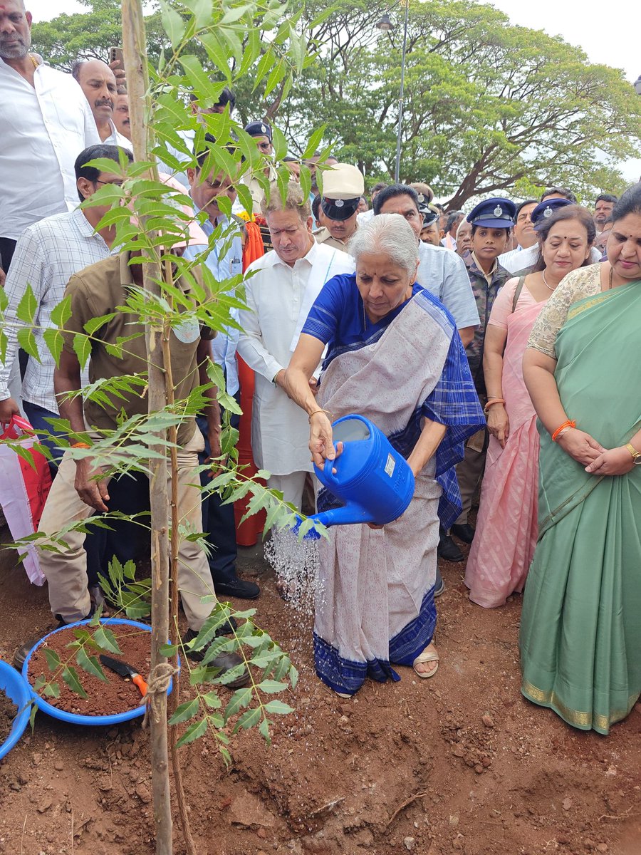 nsitharamanoffc's tweet photo. Smt @nsitharaman laid the foundation stone for multiple development projects in Hosapete, Vijayanagara district, Karnataka, aimed at enhancing public infrastructure, promoting environmental sustainability and strengthening cultural spaces for the community.
 
With CSR support from @TheOfficialSBI, foundation stones were laid for - 

🌳 Development of a Park near the DC Office

🌳Raising of Roadside Plantation near the District Hospital

These initiatives will contribute to a greener, healthier and more livable environment for the local citizens.

On #WorldEnvironmentDay, these efforts also showcase the commitment towards Hon'ble PM Shri @narendramodi's #EkPedMaaKeNaam initiative, encouraging citizens to plant trees and nurture a sustainable future.