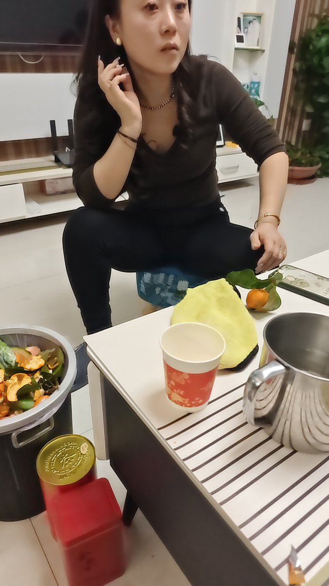 zxc0307666's tweet photo. 之前偷拍的骚屄小姨，冬天在家里玩偷拍的，打底裤嘞的内裤边都出来也丝毫不在意！#少妇 #熟女 #偷拍 #打胶  #打底裤 #人妻 #小姨 https://t.co/RAMmarm9jh