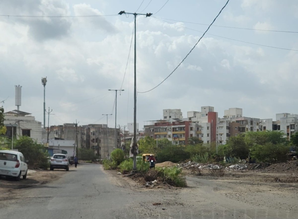 CitizenWidVoice's tweet photo. Divider broken on Narayan Internation school road, near somatalav. but not built new one. Why your team starts such work which cant be finished before monsoon? all trees are damaged. pls check  @VMCVadodara  @ArunMaheshIAS  @sandeshnews @ourvadodara @BJP4Gujarat @gujratsamachar https://t.co/NVWwUPJXzE