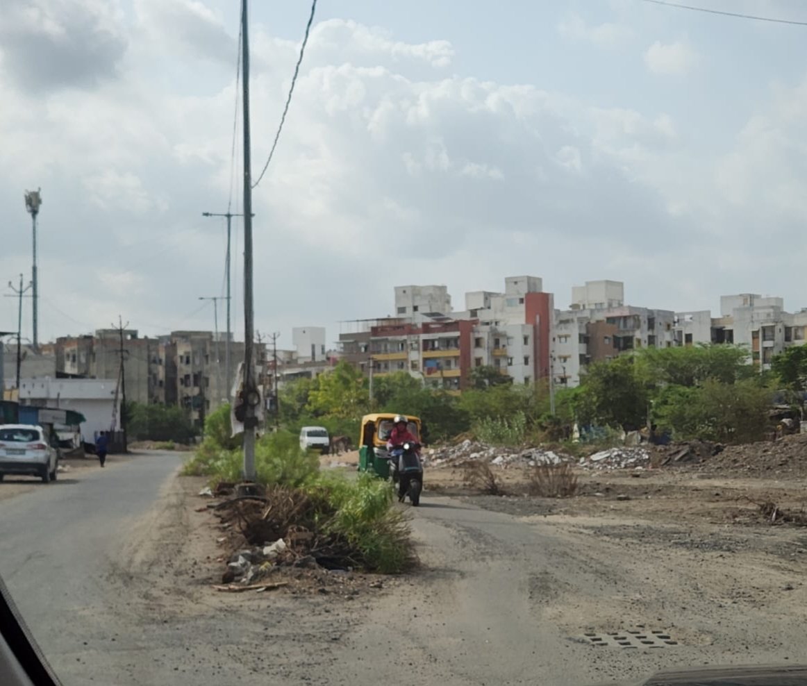 CitizenWidVoice's tweet photo. Divider broken on Narayan Internation school road, near somatalav. but not built new one. Why your team starts such work which cant be finished before monsoon? all trees are damaged. pls check  @VMCVadodara  @ArunMaheshIAS  @sandeshnews @ourvadodara @BJP4Gujarat @gujratsamachar https://t.co/NVWwUPJXzE