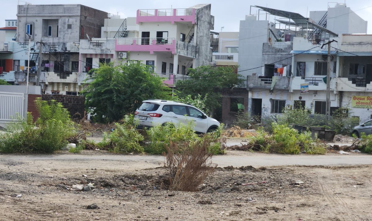 CitizenWidVoice's tweet photo. Divider broken on Narayan Internation school road, near somatalav. but not built new one. Why your team starts such work which cant be finished before monsoon? all trees are damaged. pls check  @VMCVadodara  @ArunMaheshIAS  @sandeshnews @ourvadodara @BJP4Gujarat @gujratsamachar https://t.co/NVWwUPJXzE