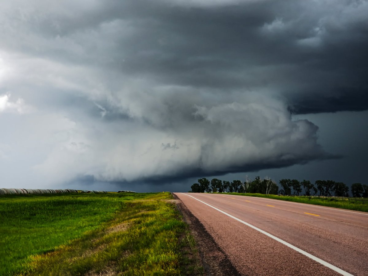 OswegoChasers's tweet photo. An incredible end to today with beautiful storm structure, unique scenery, and more rotations than we could count. Tomorrow is a new day- where will the winds take us next? https://t.co/xGdc7uR7OE