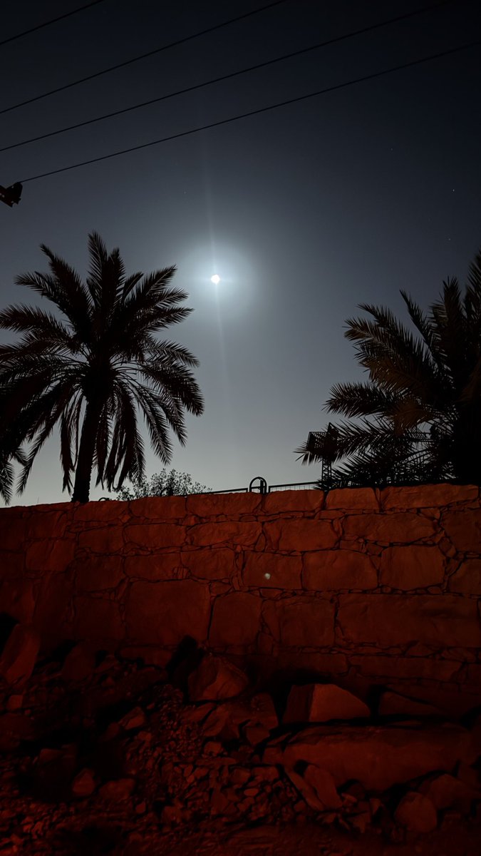 d_jep's tweet photo. تعبت ما باقي من الجهد قيراط 
دفيتها لين ابركت فالنصيفه

طال الزمان وجرح الايام ما خاط 
ينزف وعيا لا يوقف نزيفه

انا بذلت الجهد في كل الاوساط 
لكن دنياً خاتمتها ضعيفه https://t.co/hK8c7YZZOB