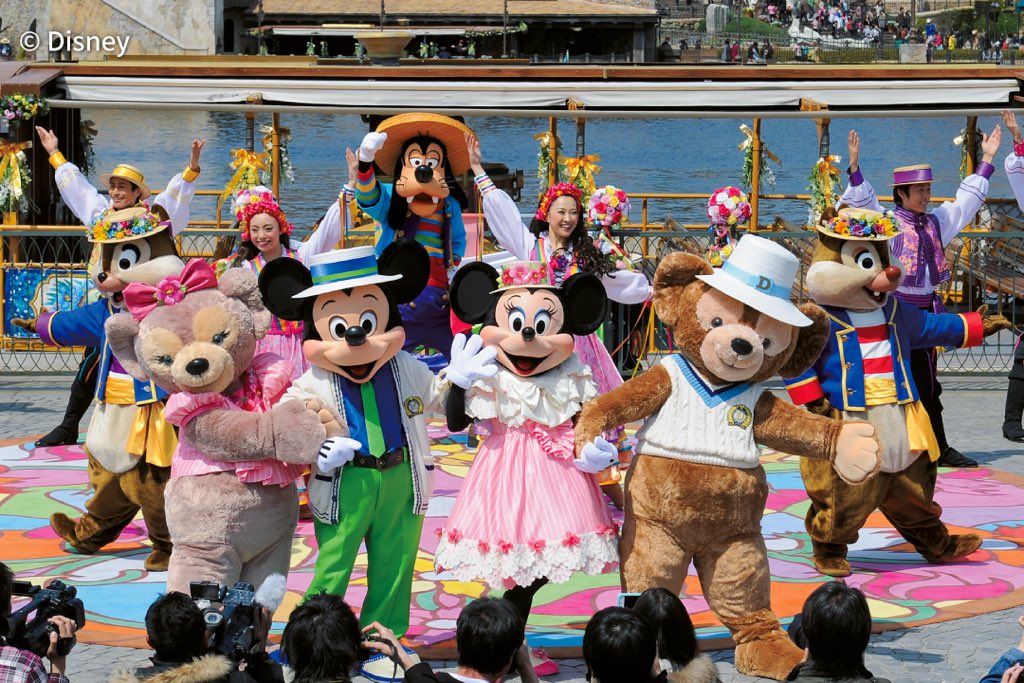 dfan_official's tweet photo. #ディズニーファン6月号増刊 では、#東京ディズニーシー で開催されてきた数々のショーを８ページにわたってたっぷり紹介しているよ🌏🌋 https://t.co/TMwXzZ4YiL