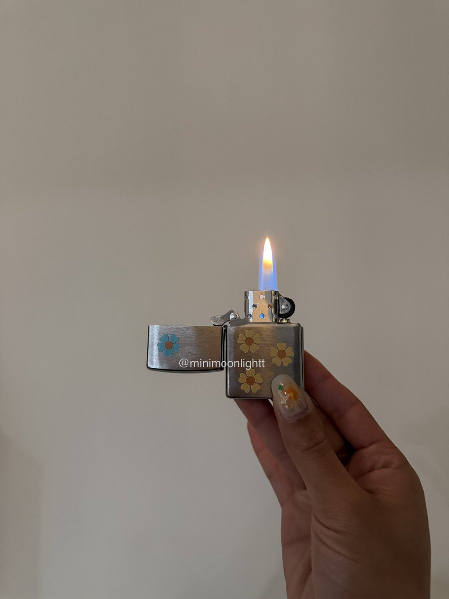 minimoonlightt's tweet photo. the eternal sunshine tour lighter in use ♡ https://t.co/pJcrQKthl9