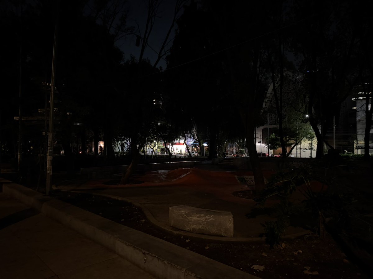 danieldiazgarza's tweet photo. @AlcCuauhtemocMx @AlessandraRdlv el jardín del arte en la San Rafael lleva días sin alumbrado por las noches. Hay zonas completamente oscuras igual que un buen tramo de James Sullivan https://t.co/cNukvMyXwI