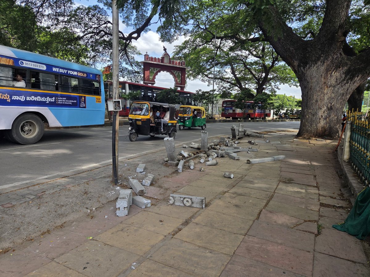 cleanmysuru's tweet photo. Miscreants damaged these barricades in front of Mysuru palace needs to be subjected to criminal proceedings for damaging public property @yaduveerwadiyar @MCCComm_Mys @SwachhBharatGov @CPMysuru https://t.co/zL3iAV5afF