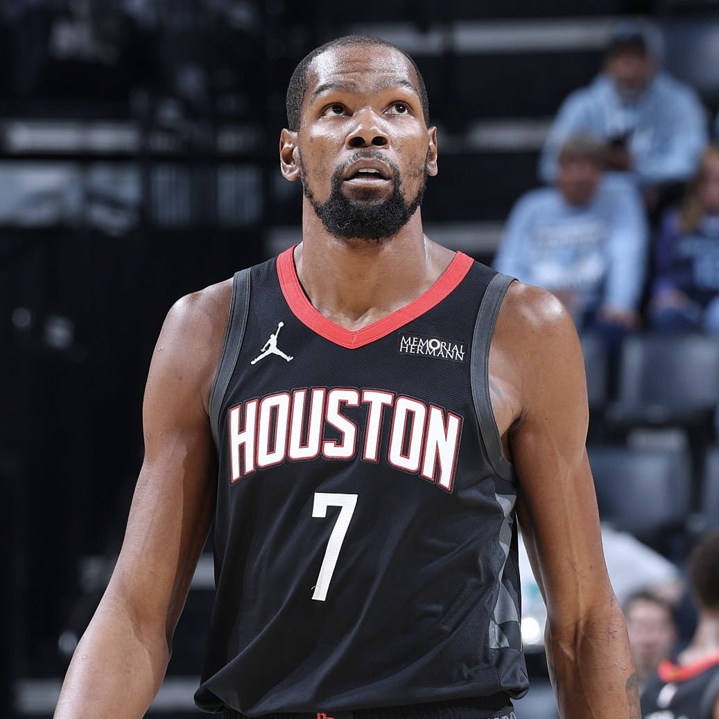 PolymarketHoops's tweet photo. Kevin Durant was seen leaving Nobu Malibu with an unidentified woman.

​Durant reportedly hid behind a bush to avoid the paparazzi taking pictures before they both got into the same car and drove off. 😭

(via @DailyMail) https://t.co/eubVMWw5zh