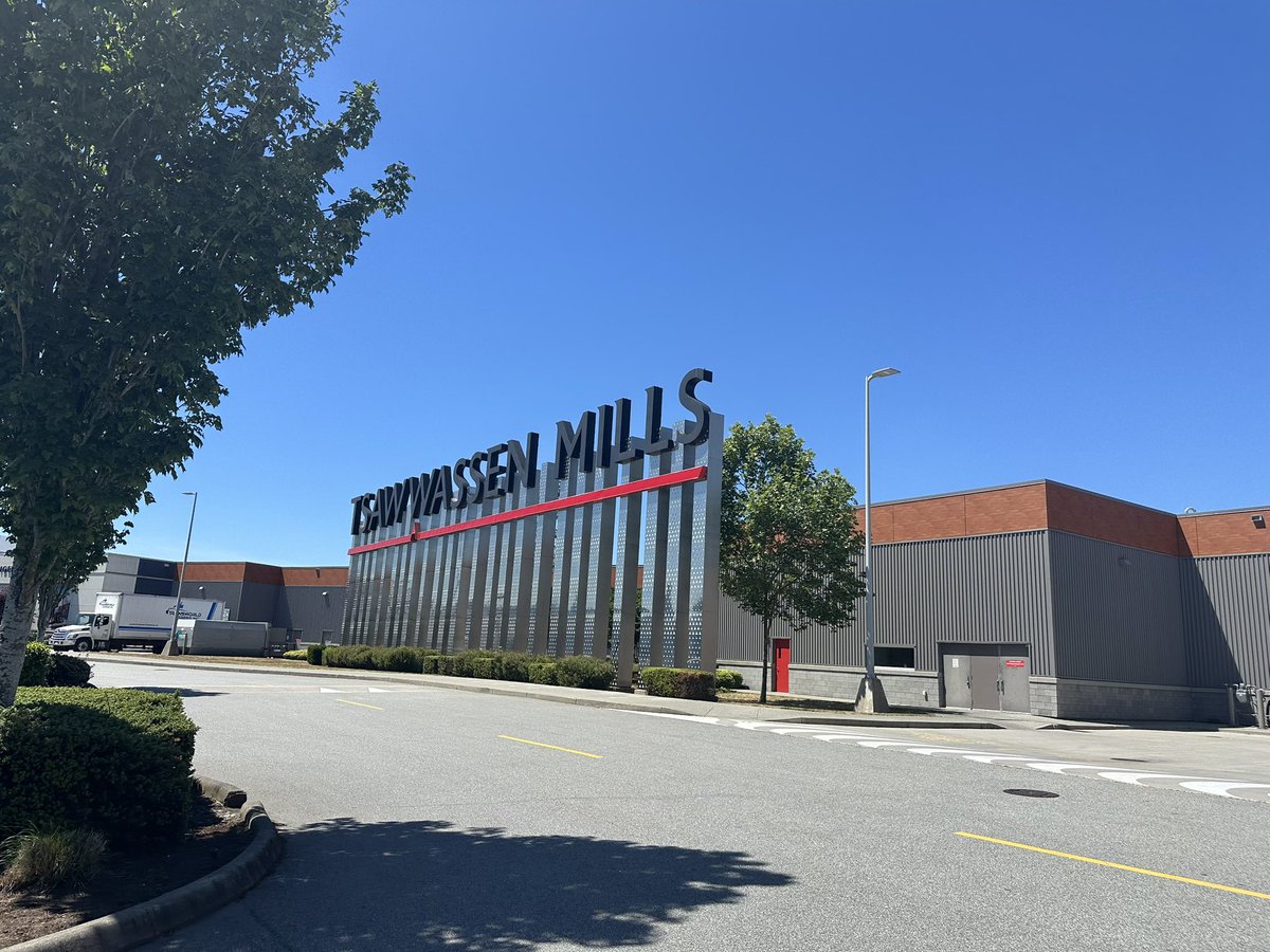 marinainvan's tweet photo. Tsawwassen Mills内にある巨大インドアプレイグラウンドがすごかった！通常は最大2時間が、月-木のみ$30で無制限。ボルタリングとかトランポリンができるエリアとは別やけど、同じ料金で入れるらしいからお得。中にもっと滑り台とかもあるよ🛝楽しいハッピーってゆってくれて払った価値ある😇 https://t.co/KpFUvWRlWq