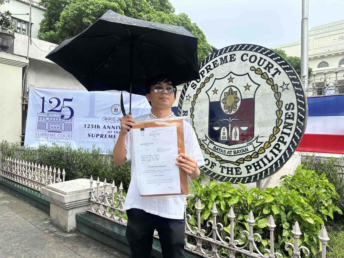 gmanews's tweet photo. SENATE LEADERSHIP ROW REACHES THE SUPREME COURT

Private school teacher Barry Tayam, 30, has filed the first Supreme Court petition over the Senate leadership row.

Tayam is asking the High Court to validate the 12-senator quorum that challenged Alan Peter Cayetano's Senate presidency.

"Kasi nagkakagulo eh, pati iyong mga tao sa social media, pati iyong ibang mga legal expert, nakakagulo sila. Nasa Supreme Court naman iyong final say. Ang motivation ko sana maayos na Senate kasi sila iyong nakakapigil ng mga dapat umusog na batas." | via @JonathanAndal_ 

Visit https://t.co/bAMF9JOAN0 for more updates.