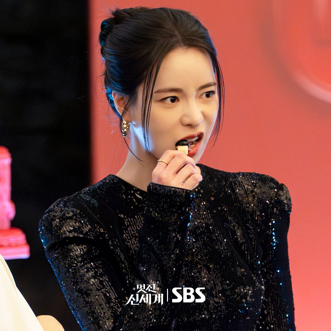 SBSNOW's tweet photo. 꾸꾸꾸로 공식 석상 동반 참석한 서리세계🖤
때마침 두 사람과 마주친 차일 그룹 회장님?!

SBS 금토드라마 <멋진 신세계>
☞ [금,토] 밤 9시 50분

#SBS금토드라마 #멋진신세계
#MyRoyalNemesis
#임지연 #허남준 https://t.co/NLYyEApIZb