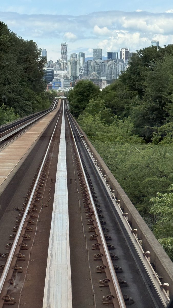 pikott0's tweet photo. Tres semanas en Vancouver.
Montañas, océano, bosques y una ciudad fascinante. También adicciones, exclusión y realidades difíciles de ignorar.
Luces y sombras.
Ahora la conozco mucho mejor de lo que esperaba. https://t.co/NLWJB6NLgN
