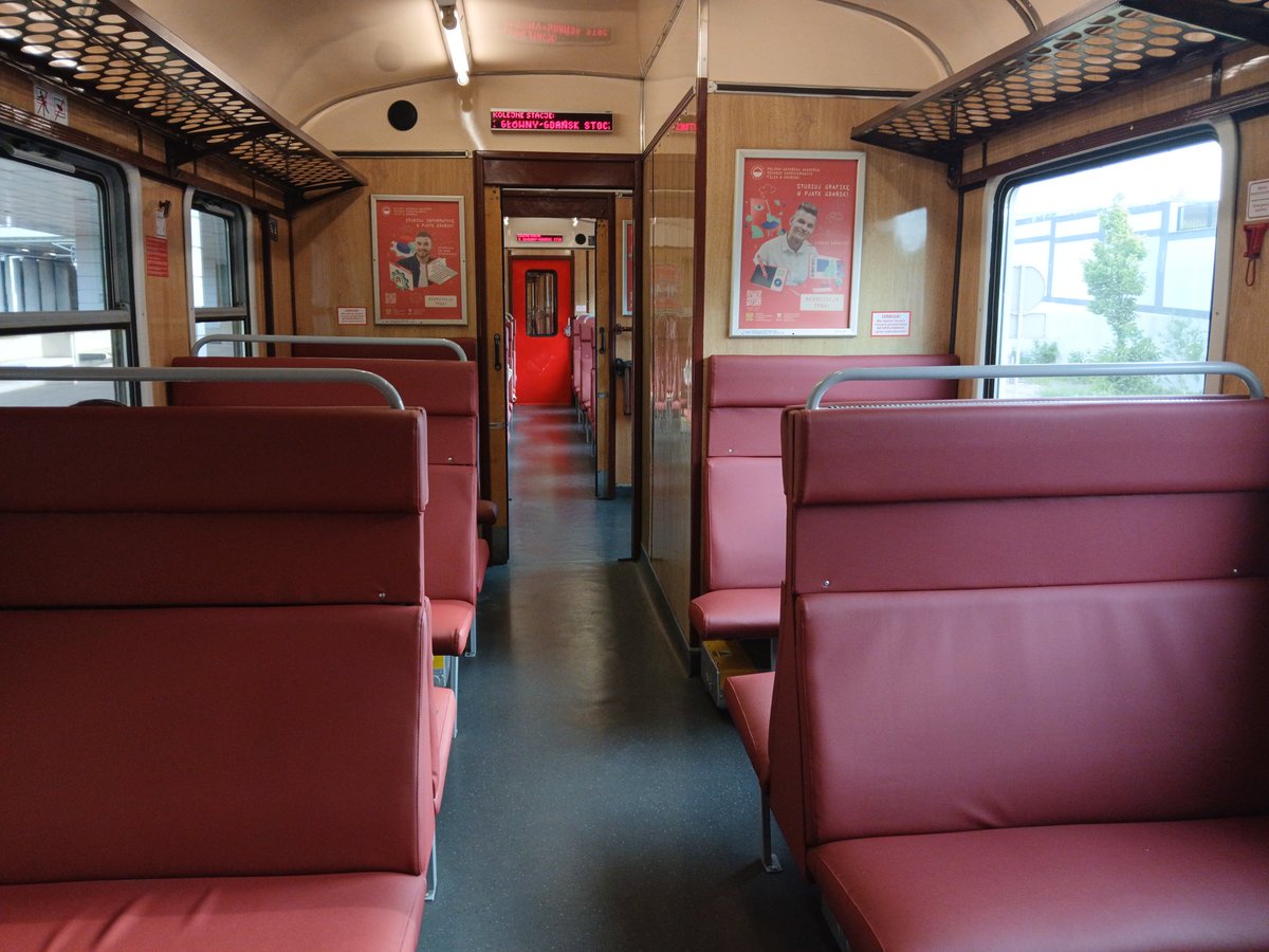 MStaporek's tweet photo. Dzisiaj trafił się skład dwóch klasycznych kibli, ale z wyraźnym piętnem modernizacji. https://t.co/sHAhztC1zG