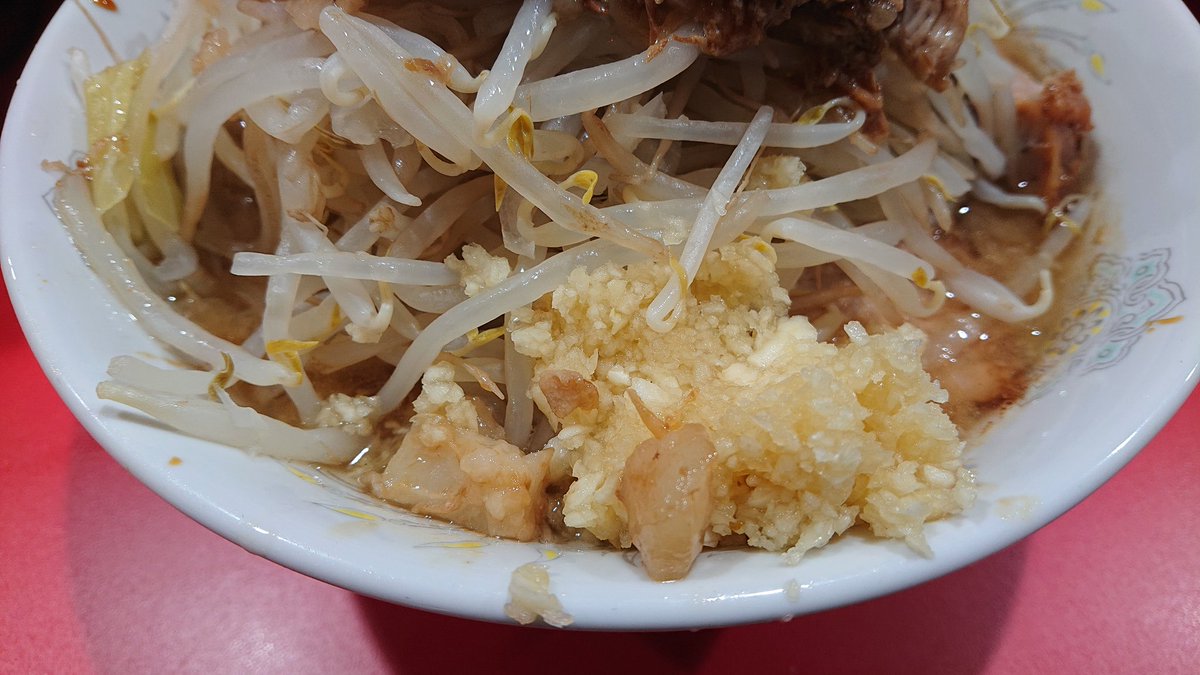 meitiru13's tweet photo. ラーメン二郎名古屋大曽根店、小！（ニンニク・アブラ）
スリムなボディに香りとうまさがギュッと詰まった麺に、乳化寄りで濃厚さに甘さを纏ったスープが寄り添います！
きびきびと動く助手さんへの目配りに、自ら積極的に客を案内をしつつ、素晴らしい一杯を産み出す若き店主の技に感激しました！ https://t.co/Qs7SpgNtml