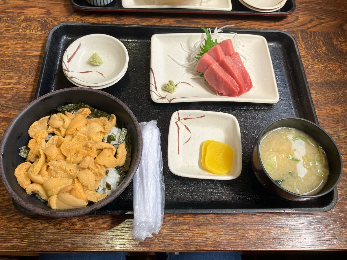 ritsu0915's tweet photo. うにの季節がやってまいりました♪
お昼にうに食べるだけに
高速片道1時間半くらいの余市の柿崎商店に行きました🚗
白うに丼とホタテ��し、中トロ刺しです🙋‍♀️
更に下の階の商店で赤うにと白うにも
ゲットして満足です🤤
いやぁぁぁぁ美味しかったぁぁぁ😋 https://t.co/XYXV0QP6Q8