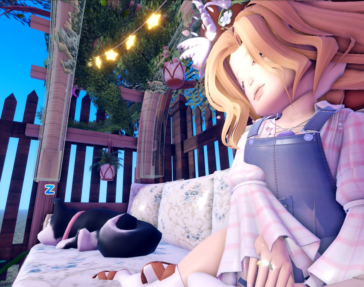 viviVitalx's tweet photo. Trellis Bench 😙
I wish that there was an option to make something invisible with the materials game pass. Force field is good and all but.. ehh..

#RHTC  #royalehigh https://t.co/wHqxxMEwlp