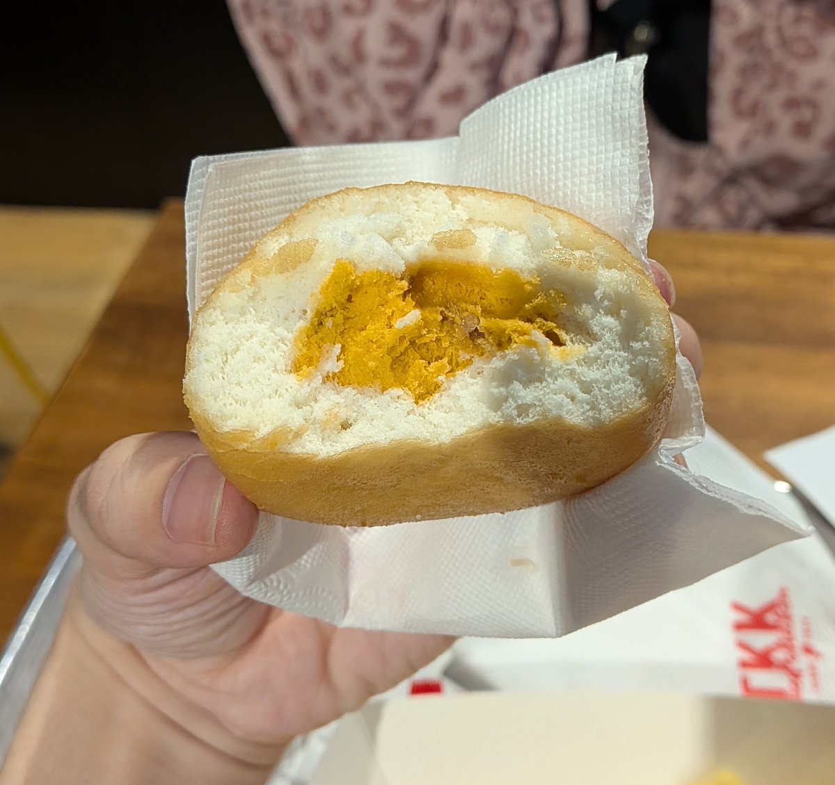 solaiyu's tweet photo. 台湾旅行最終日の飯はフライドチキン屋、TKK で食べました。
ケンタッキーより美味い、日本にもください。
でっかい卵みたいなのはにんじんフレーバーの揚げドーナツでした。結構上手い。 https://t.co/dOimOFJXu3