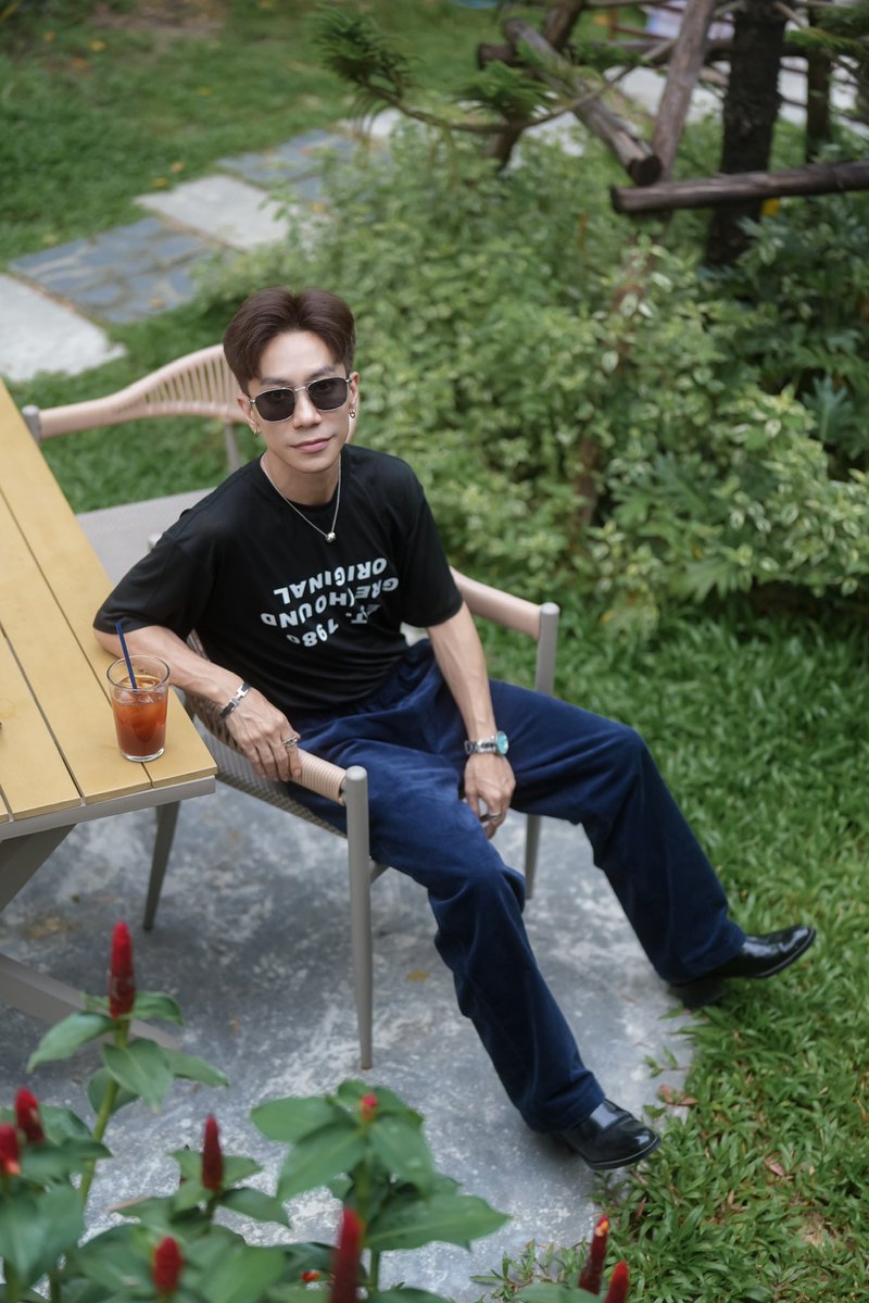 GidT18's tweet photo. แล้วแต่ช่วงเลย ช่วงนึงชอบพลีทๆ ก็ใส่ทุกวัน ช่วงนึงชอบผ้าพันคอก้อพันแม้งทุกวัน บางช่วงชอบขาสั้น เสื้อเชิท รองเท้าหนัง ช่วงนี้ชอบแนวสปอต แต่ที่ขาดไม่ได้เลยคือกระเป๋า เพราะเป็นพวกบ้าแบกของ 🤣 https://t.co/kTa9vtNBs5