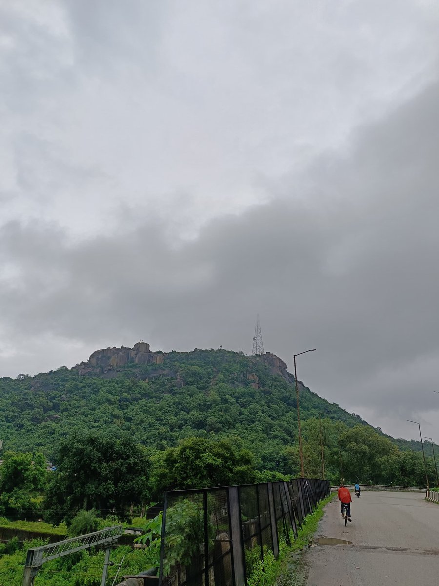 TarunaaSahu08's tweet photo. 'हरियर छत्तीसगढ़' 💚

मैकल रेंज की ऊंची पहाड़ियों से लेकर बस्तर के घने जंगलों से सजे छत्तीसगढ़ की प्राकृतिक खूबसूरती अनुपम है। 
#WorldEnvironment #Environment #विश्व_पर्यावरण_दिवस https://t.co/OBmvHgHDQF