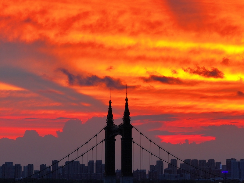 🌇🔥中国・黒竜江省ハルビン市で、息をのむほど美しい「火焼雲（ひやき