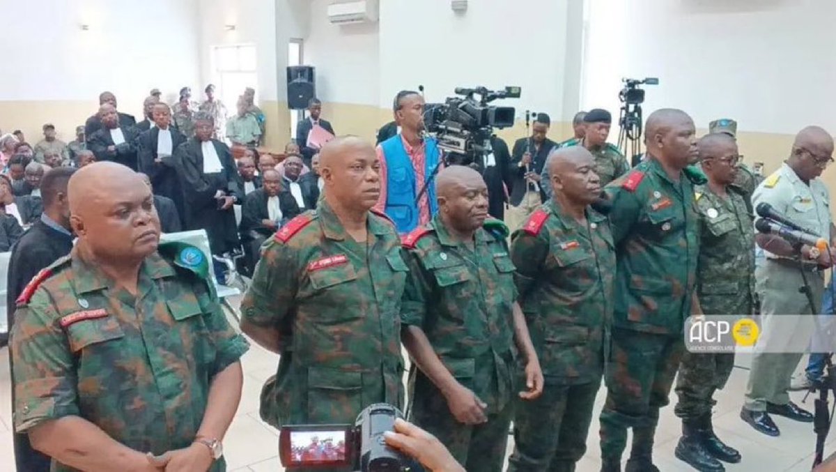 ALahatane's tweet photo. 🚨🇨🇩 Voir ces généraux me rappelle instantanément la profonde humiliation de La #RDC par le Rwanda  lors de la prise de #Goma et #Bukavu  en  sacrifiant des  vies de  nos compatriotes #civili_miliaire qui ont tombé sur le champs😠

 La place des traîtres,c'est au cimetière. https://t.co/lRCpbxOZ9l