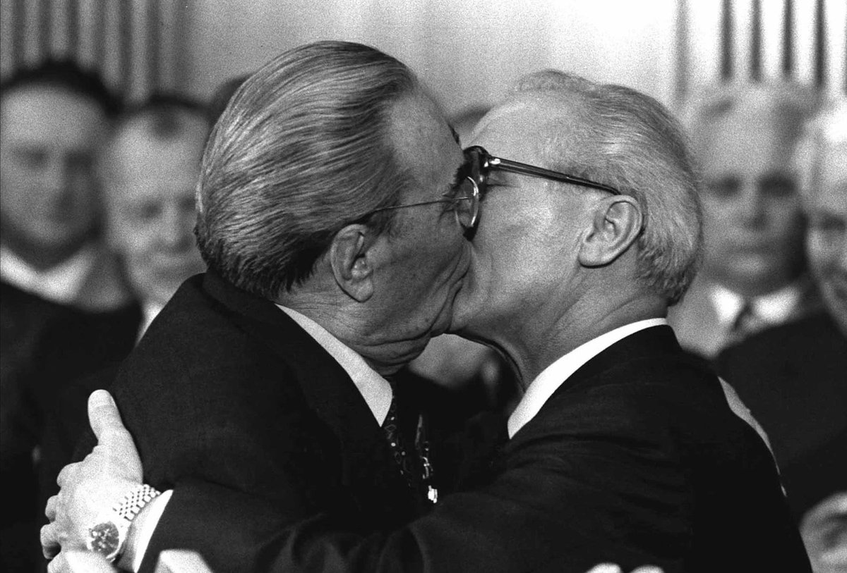AchillLeftist's tweet photo. Its not gay its communist https://t.co/sZSadOYgru