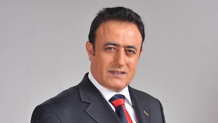 beehaber's tweet photo. Mahmut Tuncer, TRT’de eşeği yayına çıkardı anıyı anlattı:

🔹 “Eşeği programa çıkarmak için özel izin gerekiyormuş.”

🔹 “O izni de bizzat TRT Genel Müdürü veriyormuş.”

🔹 “Biz sanatçılar için müdür imza atıyor.”

🔹 “Ama eşek için genel müdür devreye giriyor.”

🔹 “Bir de bu özel bir hamar eşeğiymiş.”

🔹 “Eşek 250 bin TL aldı.”

🔹 “Biz ise 12 bin 500 TL aldık.”

🔹 “Türkiye’de sanatçının değeri ne diye sorunca bunu anlatıyorum.”

🔹 “Eşeğin o kadar aldığını bilsek biz eşek kılığına girerdik.”

(Mayıs 2024)
